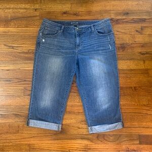 Apt. 9 Capri Knee Length Stonewashed Blue Jeans 
14
Total Length 28”
98% Cotton